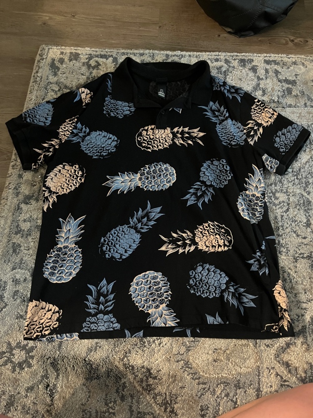 ❤️‍🔥BOGO FREE H&M men’s pineapple tropical black collared t-shirt XL casual